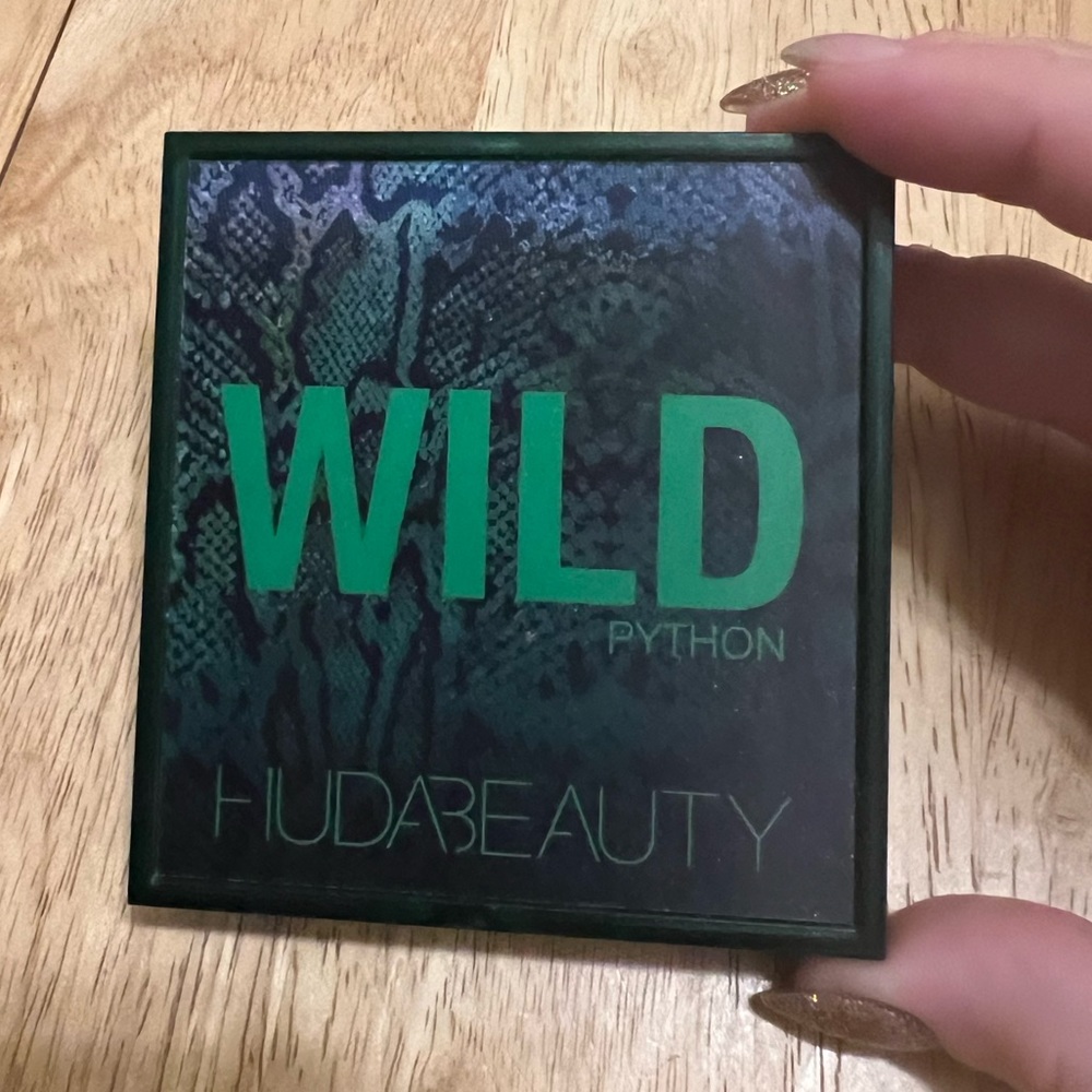 Huda beauty wild python eyeshadow palette